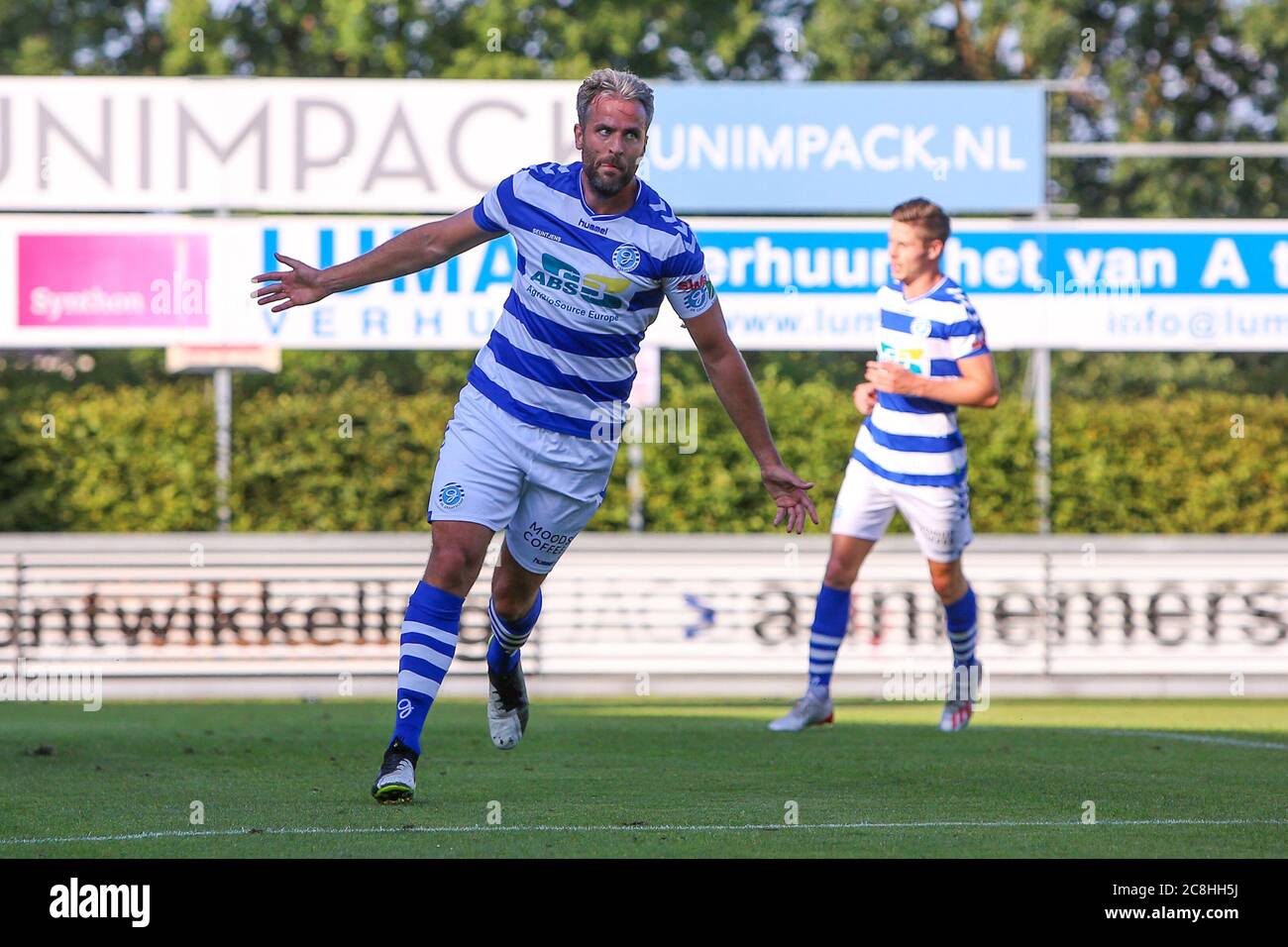 GROESBEEK, PAYS-BAS - JUILLET 21: Ralf Seuntjens de Graafschap célèbre un but vu pendant le match pré-saison de Treffers contre de Graafschap le 21 juillet 2020 à Groesbeek, pays-Bas. Banque D'Images