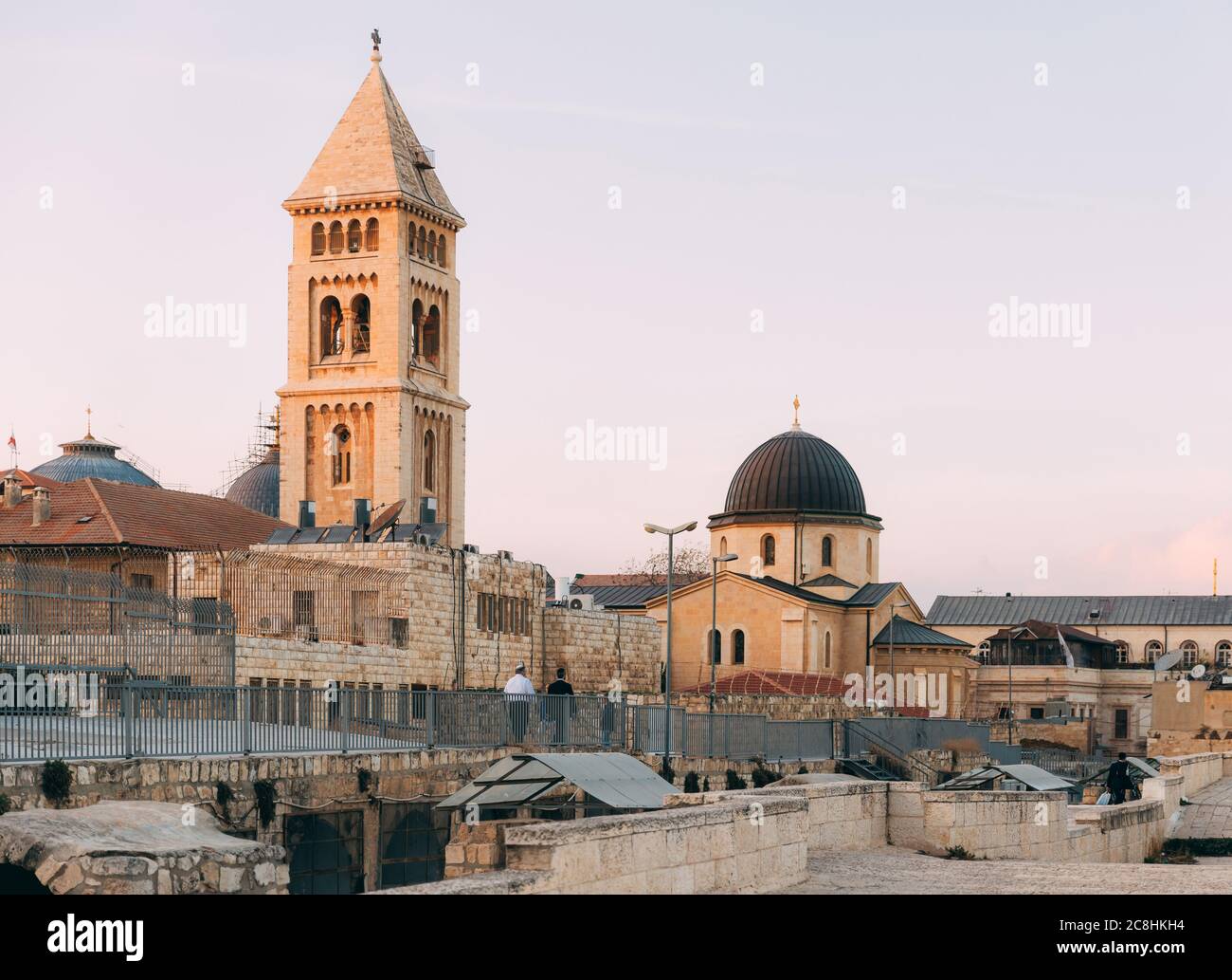 Vieille ville de Jérusalem, quartier chrétien. Vue depuis les toits de Jérusalem sur l'église chrétienne. Jour de Jérusalem. Vieille ville de Jérusalem. Banque D'Images