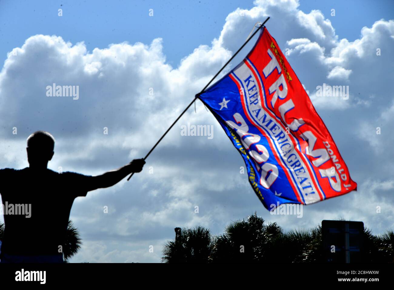Melbourne. Comté de Brevard. Floride. ÉTATS-UNIS. 24 juillet 2020. Un groupe de partisans de Trump pour le président 2020 a organisé un événement de drapeau sur la route 192 de l'État juste avant le coucher du soleil. Les gens ont fait roder leurs cornes de voiture et ont agité dans le soutien et quelques ont crié dehors des explications avec des gestes de main. Crédit photo : Julian Leek/Alay Live News Banque D'Images