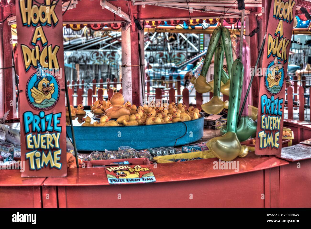 Accrochez un canard, prix à chaque fois, jeu de hasard, jeu de compétence, foire, parc d'attractions, jeux, gagner, foire d'amusement, bord de mer, jeux pour les enfants, pas de perdants Banque D'Images