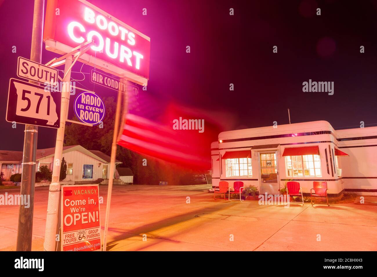 Carthage USA - septembre 2015 ; Boots court Motel, fidèlement restauré style déco historique US route 66 Motor Hotel avec étoiles et rayures floues Banque D'Images