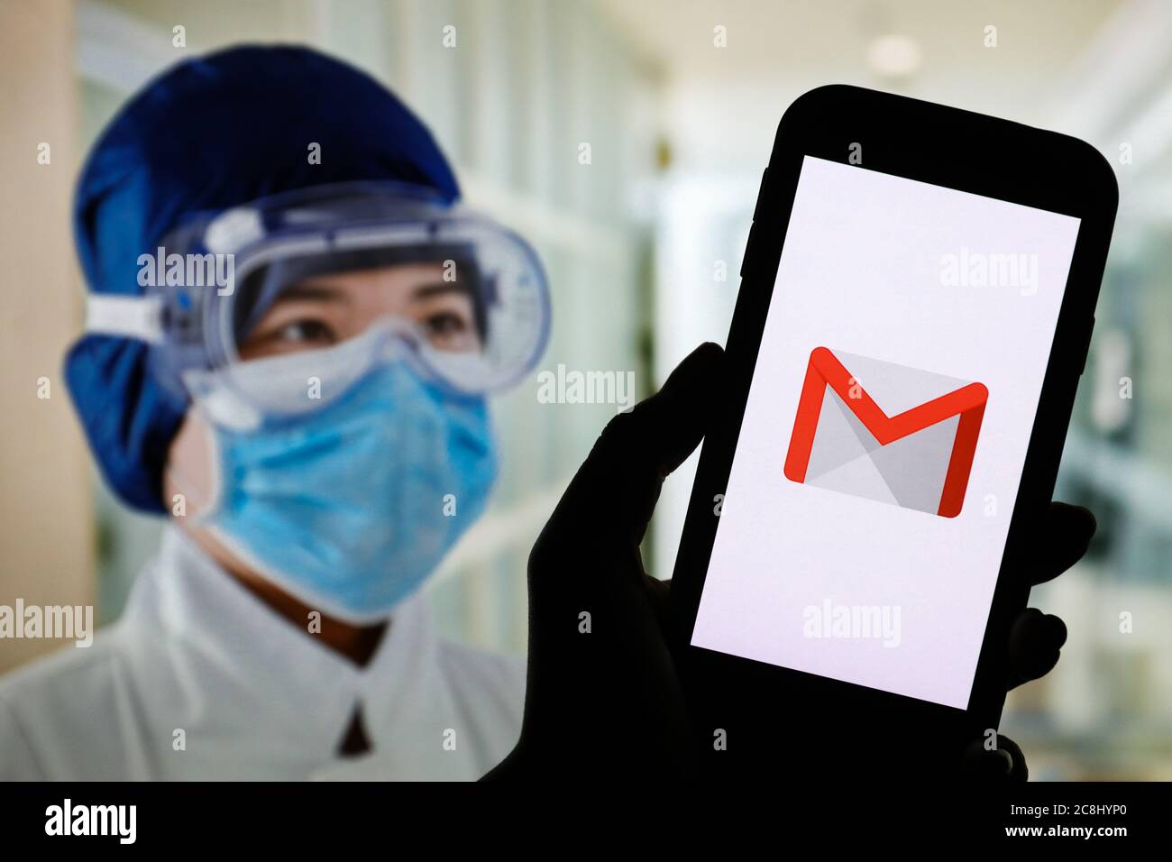 Dans cette illustration, un logo Gmail s'affiche sur un smartphone. Banque D'Images