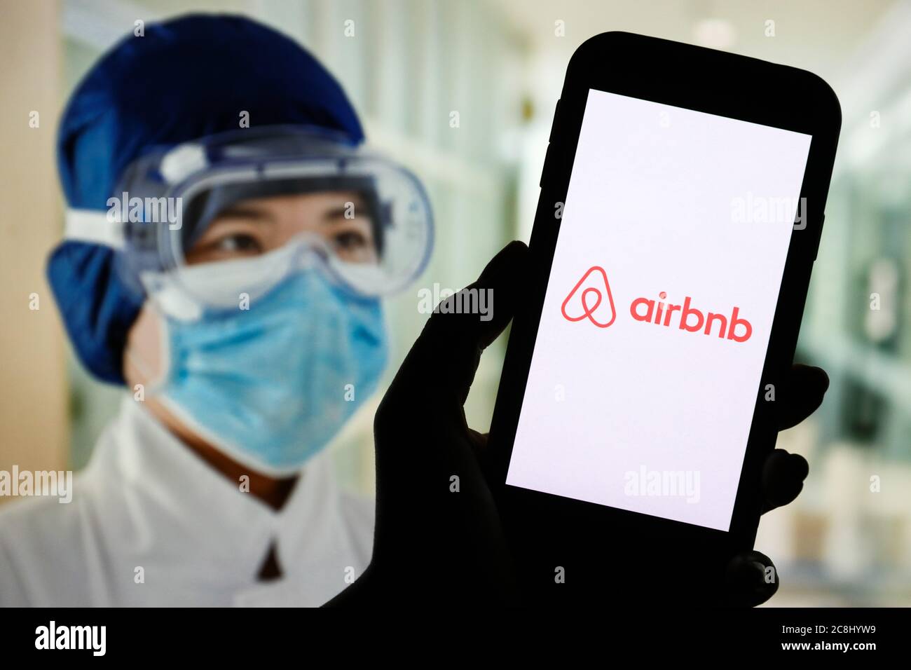 Sur cette photo, une illustration logo Airbnb vu affichée sur un smartphone. Banque D'Images