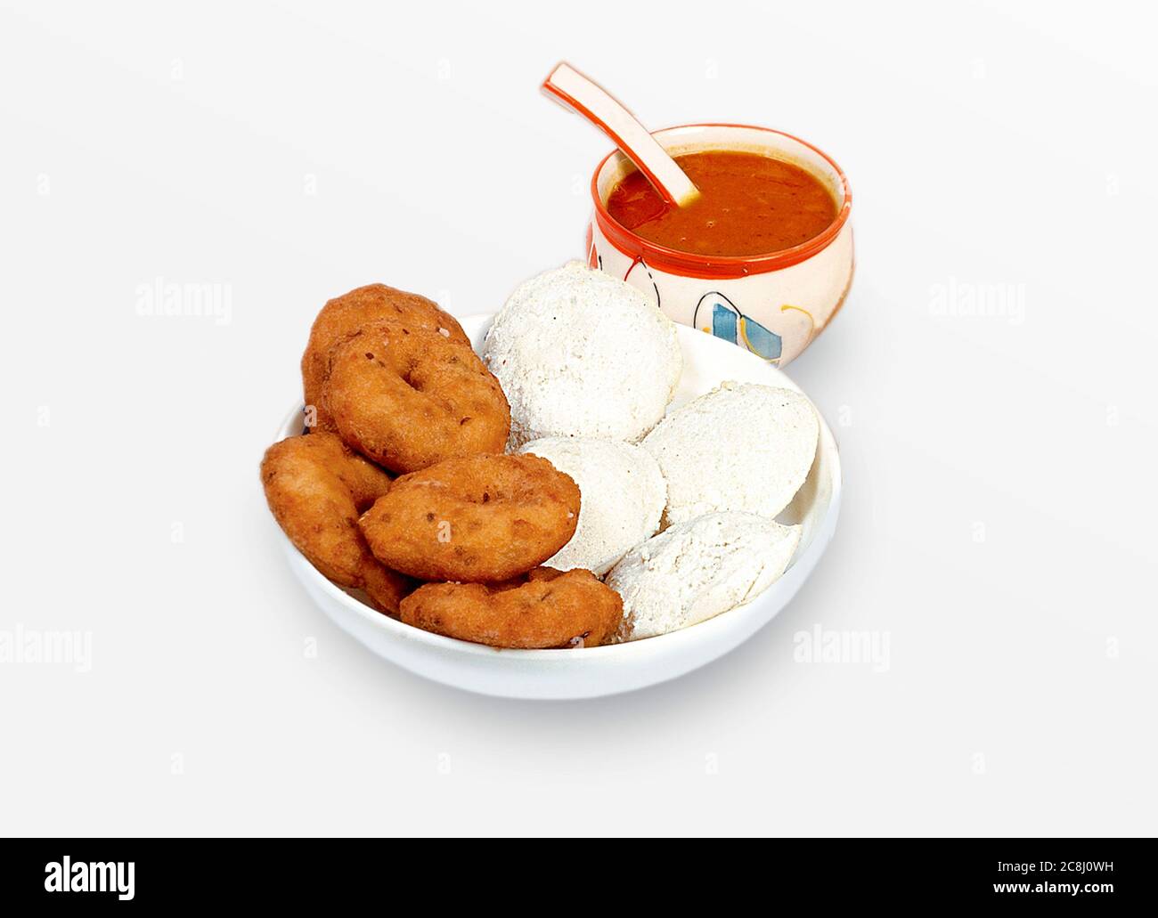 Groupe de nourriture sud-indienne comme le papier Masala Dosa (dhosa), IDLI ou Sid, AMA ou vada (Medu Vada), sambhar, sambar et chutney de noix de coco, backgrou blanc Banque D'Images