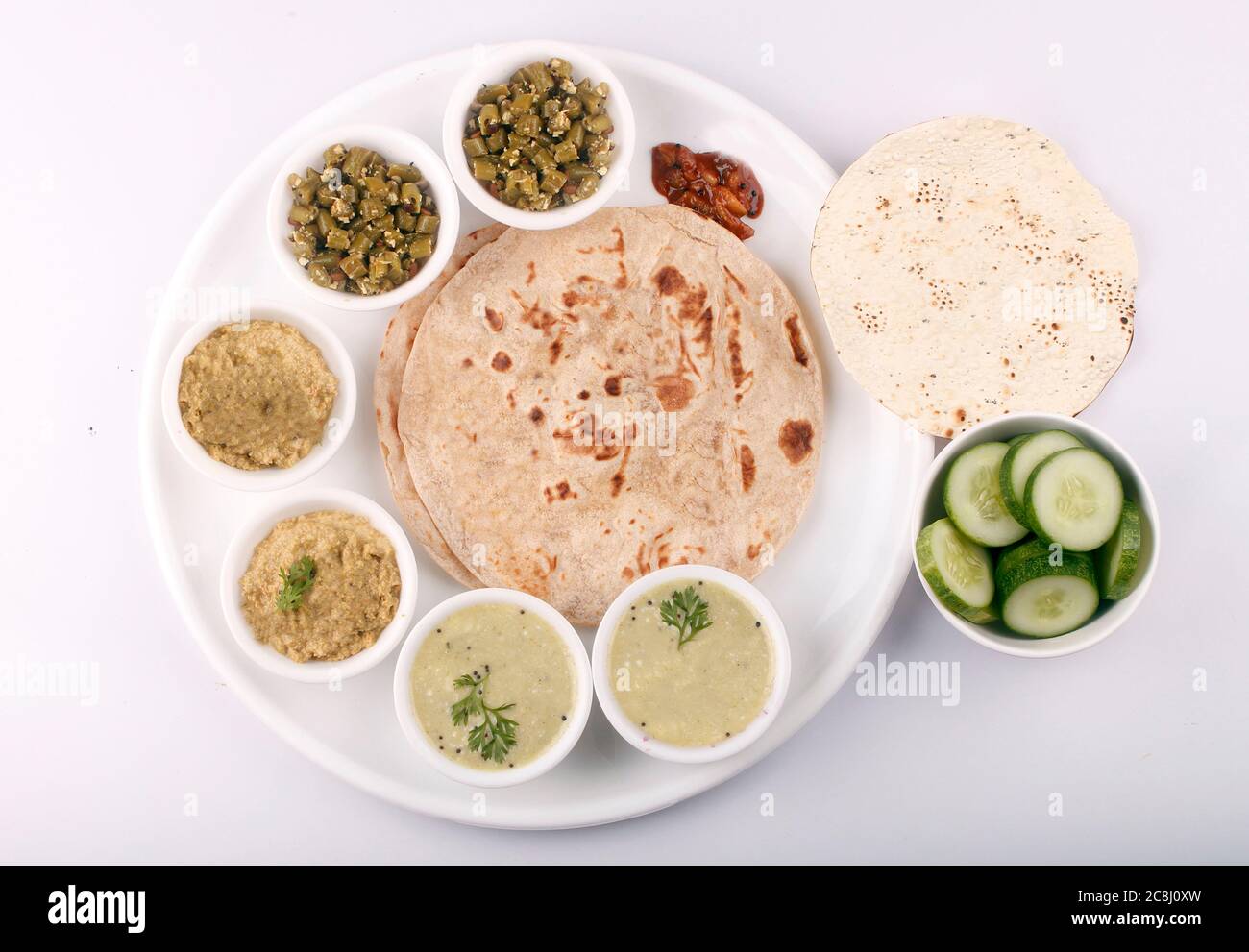 Assiette de cuisine complète de style indien ou hindou Veg Thali ou Restaurant pour le déjeuner et le dîner. Gros plan, mise au point sélective - image Banque D'Images