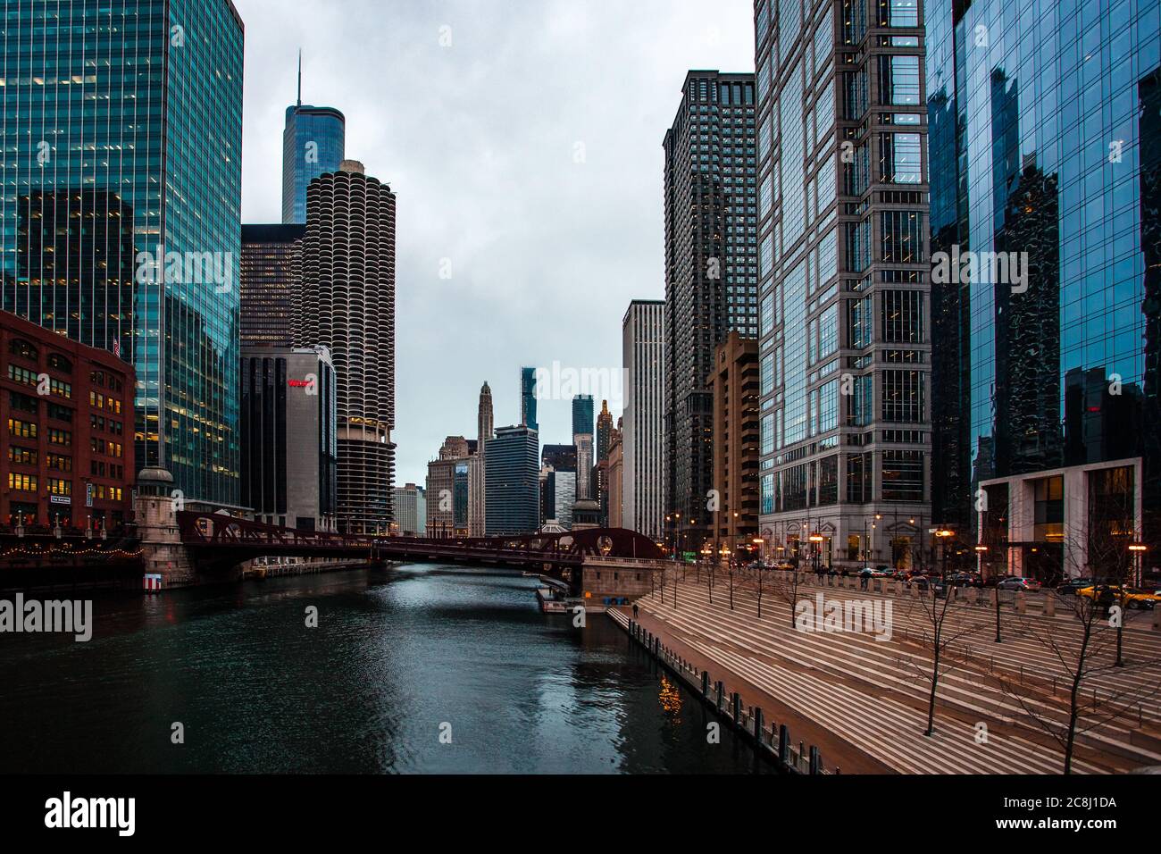 Gratte-ciels de Chicago bordant le fleuve Chicago Banque D'Images