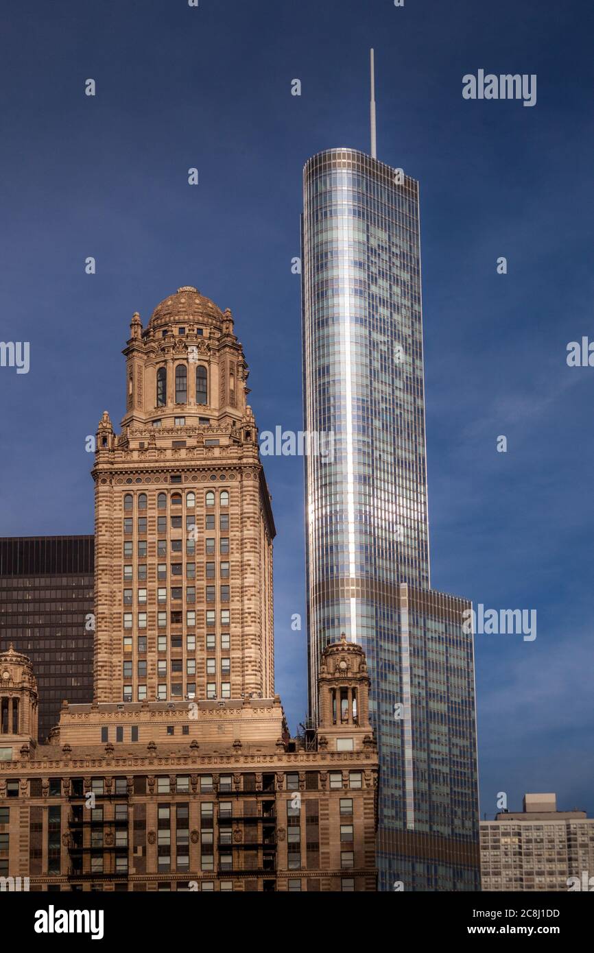 Bâtiment moderne et bâtiment ancien dans le centre-ville de Chicago Banque D'Images