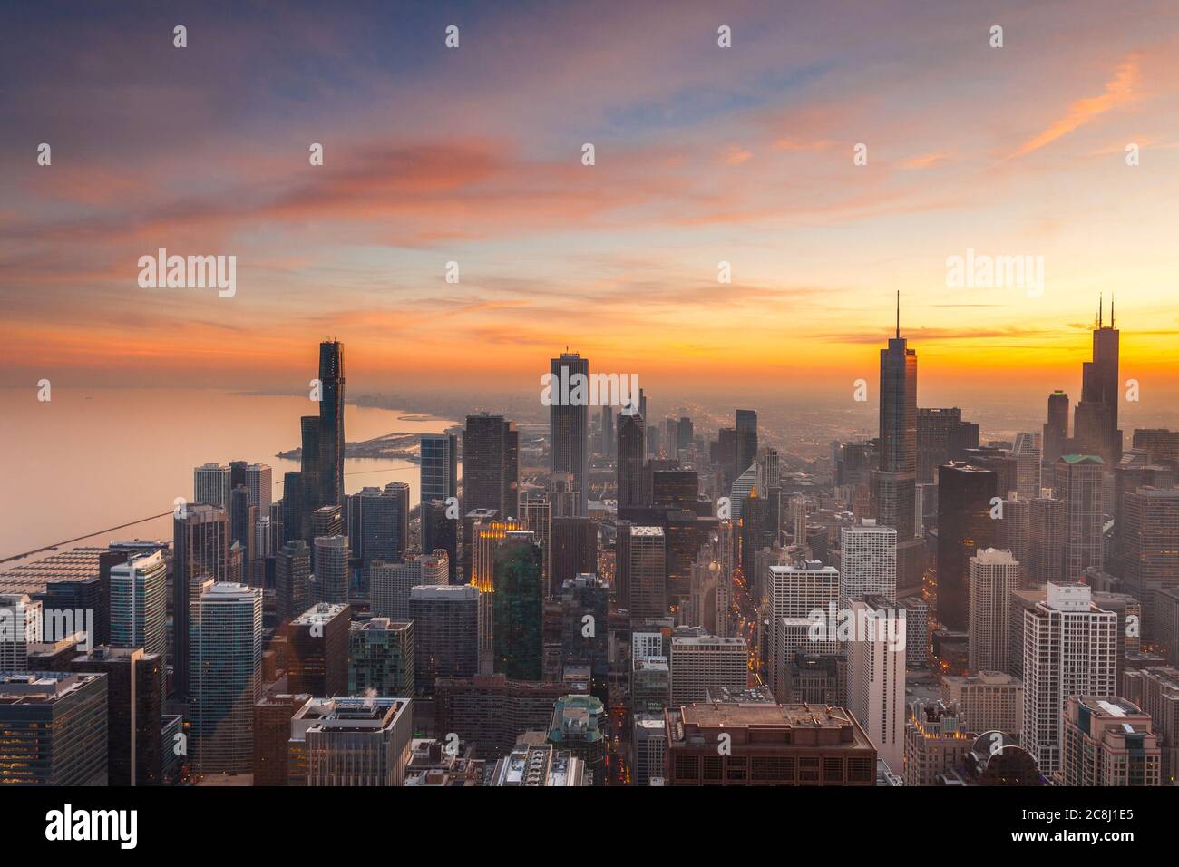 Vue aérienne sur les gratte-ciel de Chicago juste après le sinset Banque D'Images