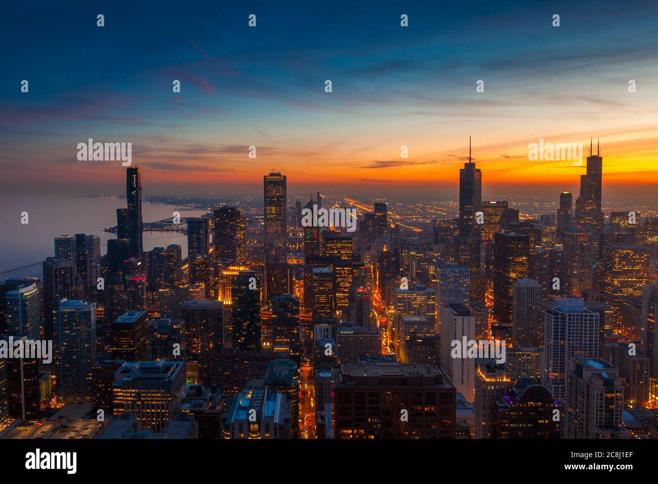 Vue aérienne sur les gratte-ciel de Chicago juste après le sinset Banque D'Images