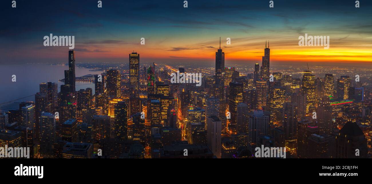 Panorama aérien des gratte-ciel de Chicago juste après le coucher du soleil Banque D'Images