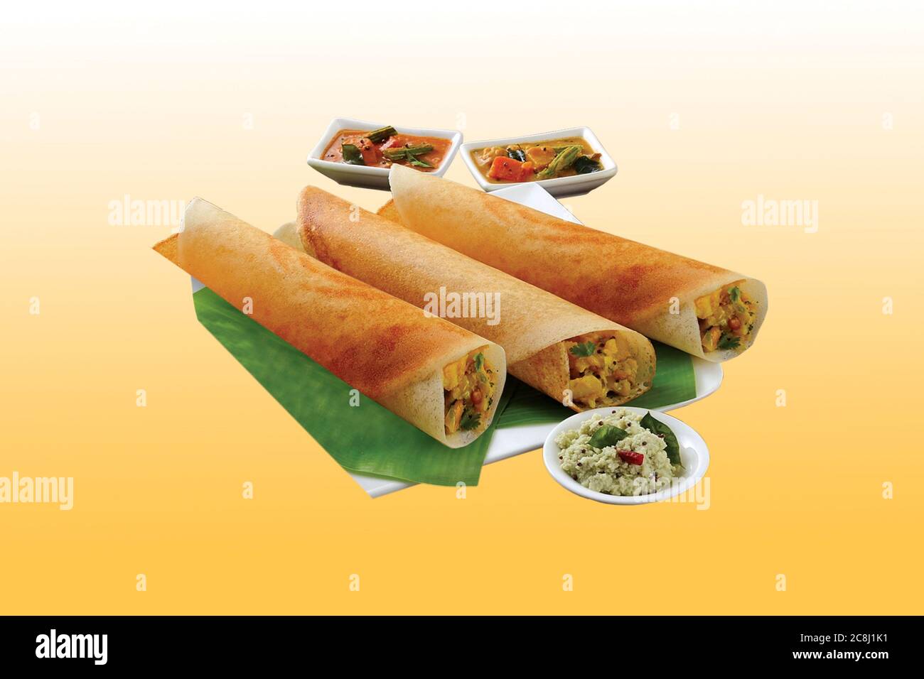 Groupe de nourriture sud-indienne comme le papier Masala Dosa (dhosa), IDLI ou Sid, AMA ou vada (Medu Vada), sambhar, sambar et chutney de noix de coco, backgrou blanc Banque D'Images