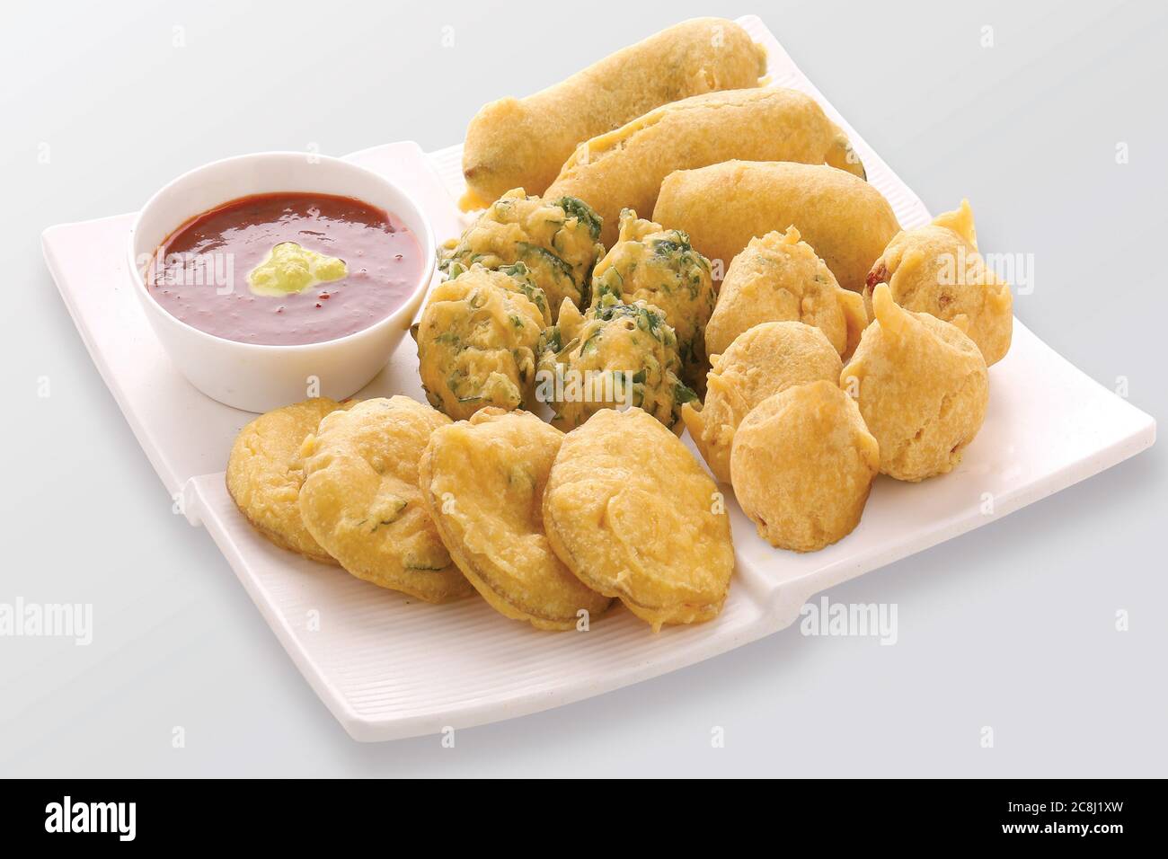 Gota Methi (fenugrec) Pakoda, piment, pomme de terre Pakoda Pakoda (vada) ou beignets indiens la collation, bhajiya, fond blanc, photographi - Image Banque D'Images