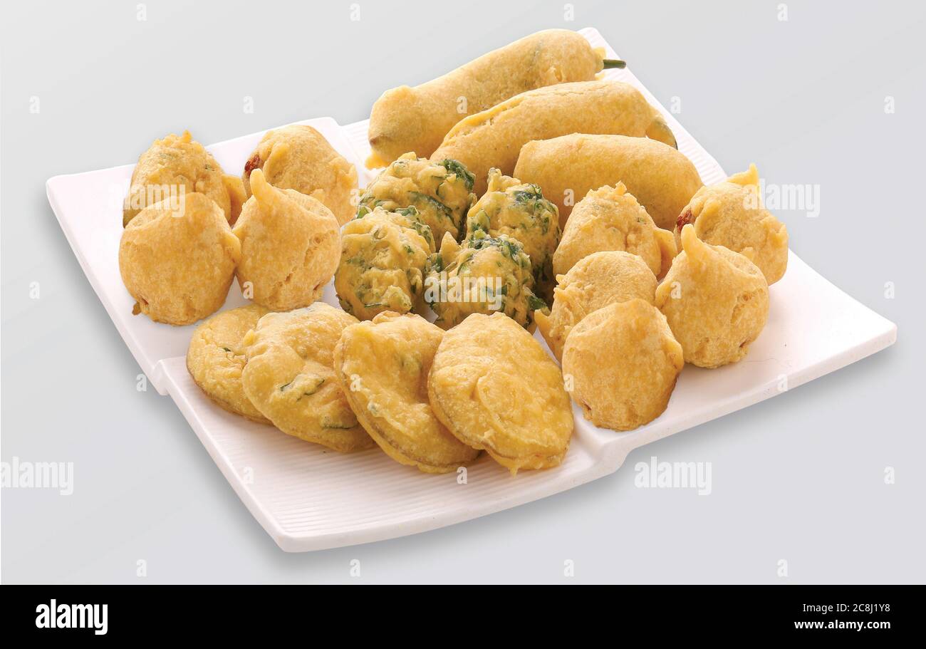 Gota Methi (fenugrec) Pakoda, piment, pomme de terre Pakoda Pakoda (vada) ou beignets indiens la collation, bhajiya, fond blanc, photographi - Image Banque D'Images