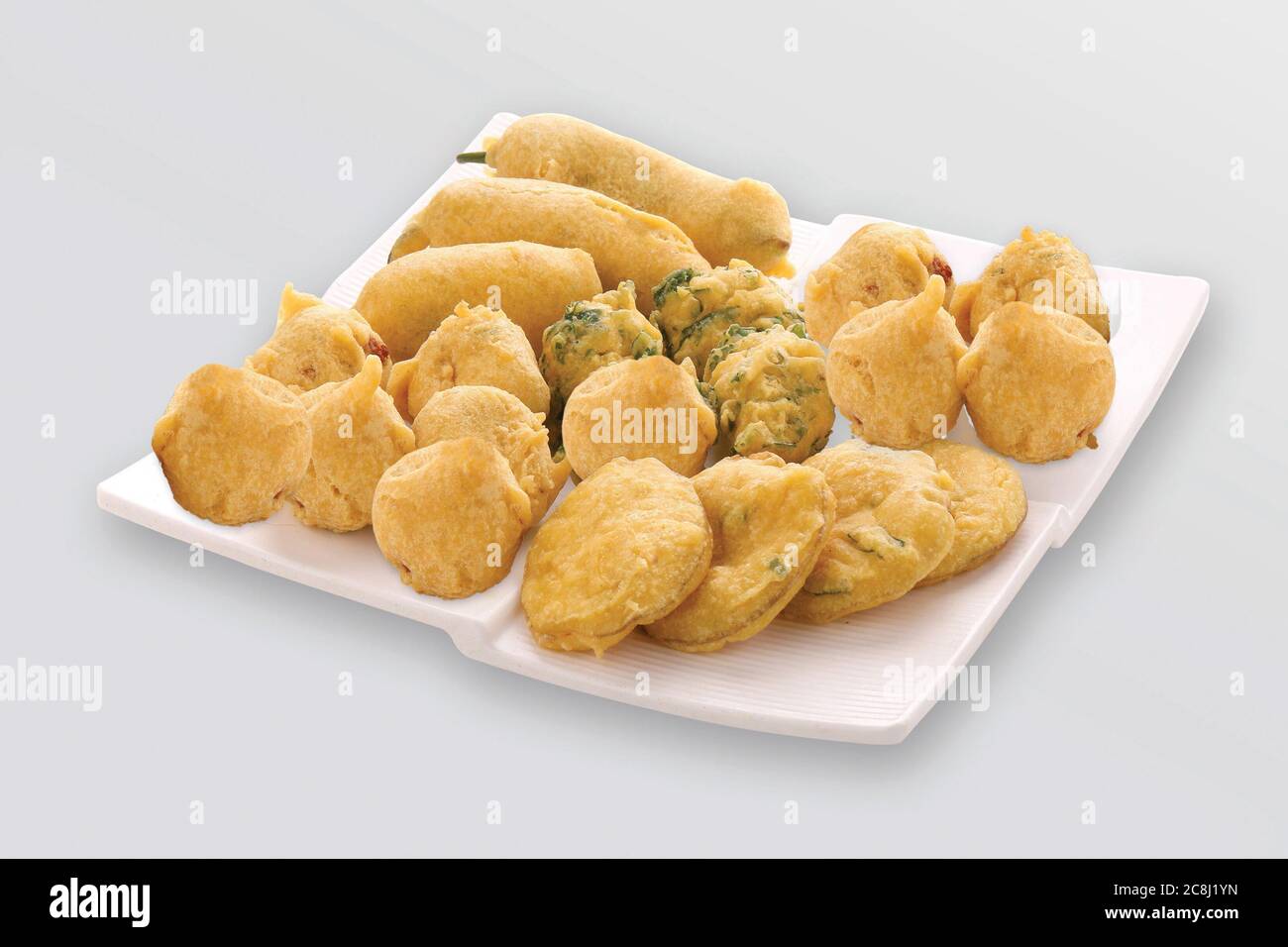 Gota Methi (fenugrec) Pakoda, piment, pomme de terre Pakoda Pakoda (vada) ou beignets indiens la collation, bhajiya, fond blanc, photographi - Image Banque D'Images