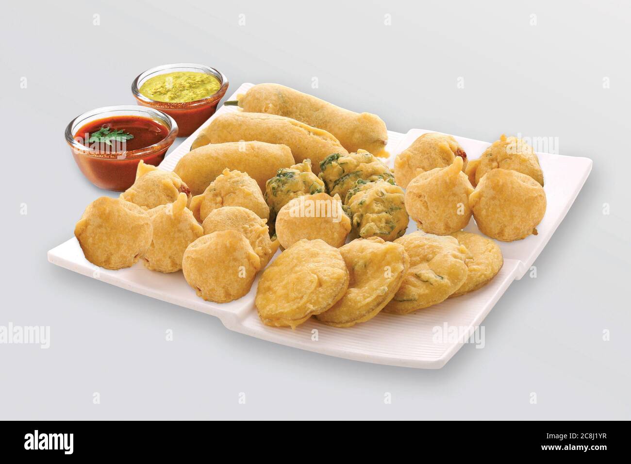 Gota Methi (fenugrec) Pakoda, piment, pomme de terre Pakoda Pakoda (vada) ou beignets indiens la collation, bhajiya, fond blanc, photographi - Image Banque D'Images