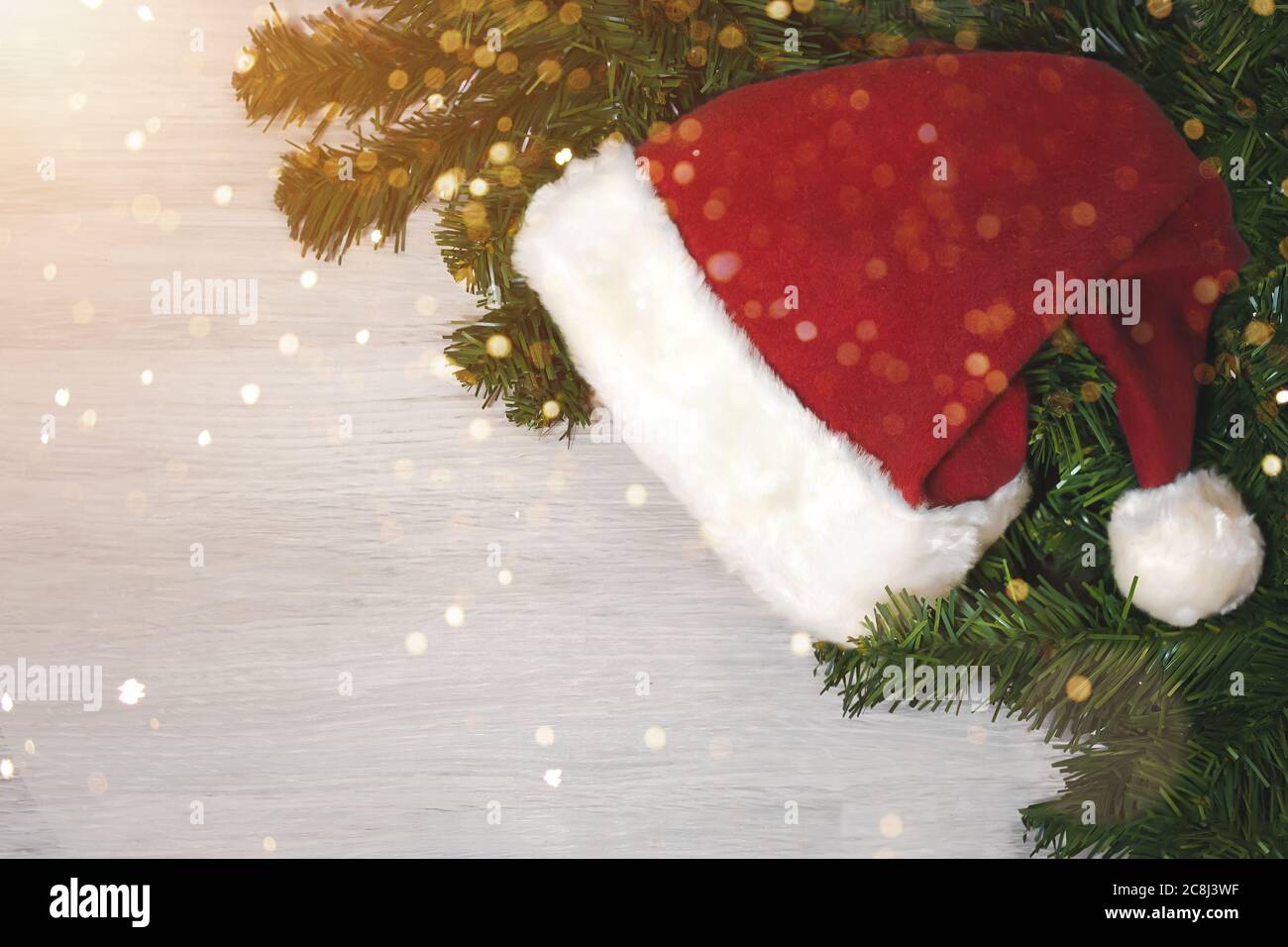Joyeux Noel Et Bonne Annee 21 Arbre De Noel Et Chapeau De Pere Noel Un Arriere Plan Pour Le Nouvel An Avec Des Decorations Pour Le Nouvel An Photo Stock Alamy Joyeux Noel Et Bonne Annee 21 Arbre De Noel Et Chapeau De Pere Noel Un Arriere Plan Pour Le Nouvel An Avec Des Decorations Pour Le Nouvel An Photo Stock Alamy