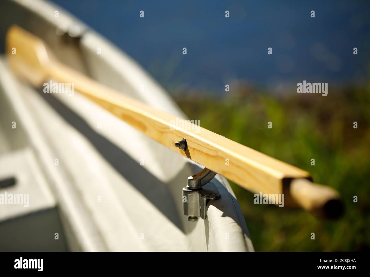 Gros plan d'un oar en bois flou sur barque Banque D'Images