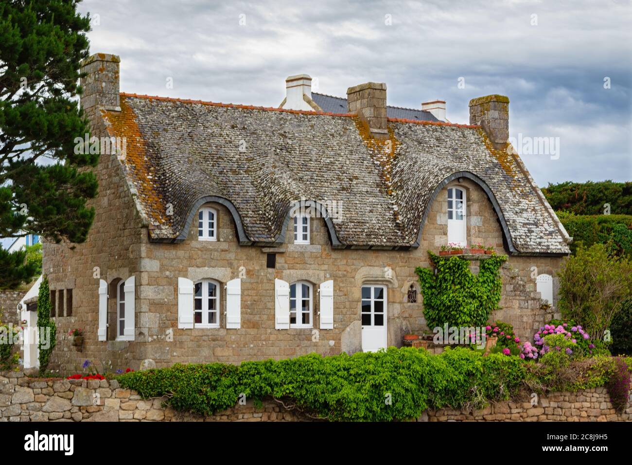 Belle maison bretonne avec ses toits en ardoise. ÎLE DU SAINT-CADO, BRETAGNE, FRANCE Banque D'Images