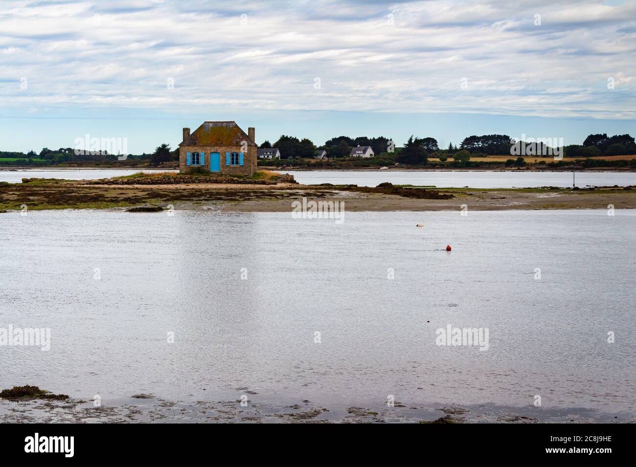 ÎLE DU SAINT-CADO, BRETAGNE, FRANCE : vue sur une maison bretonne typique située dans un illote près de l'île de Saint-Cado à marée basse. Banque D'Images