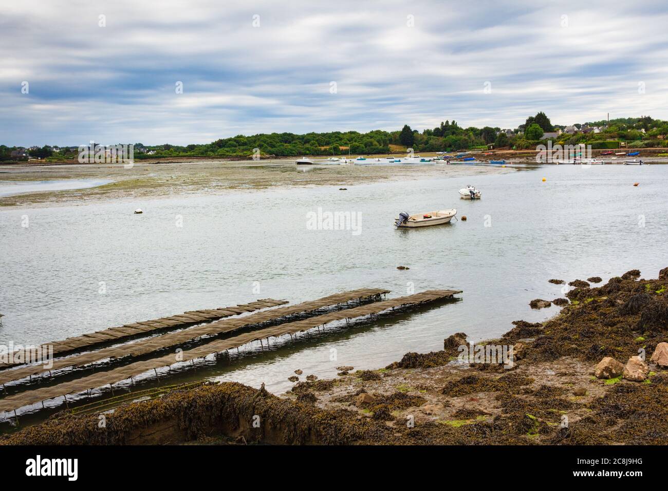 Vues sur les zones d'élevage d'huîtres et de mollusques de l'Île du Saint-Cado, Bretagne, France Banque D'Images