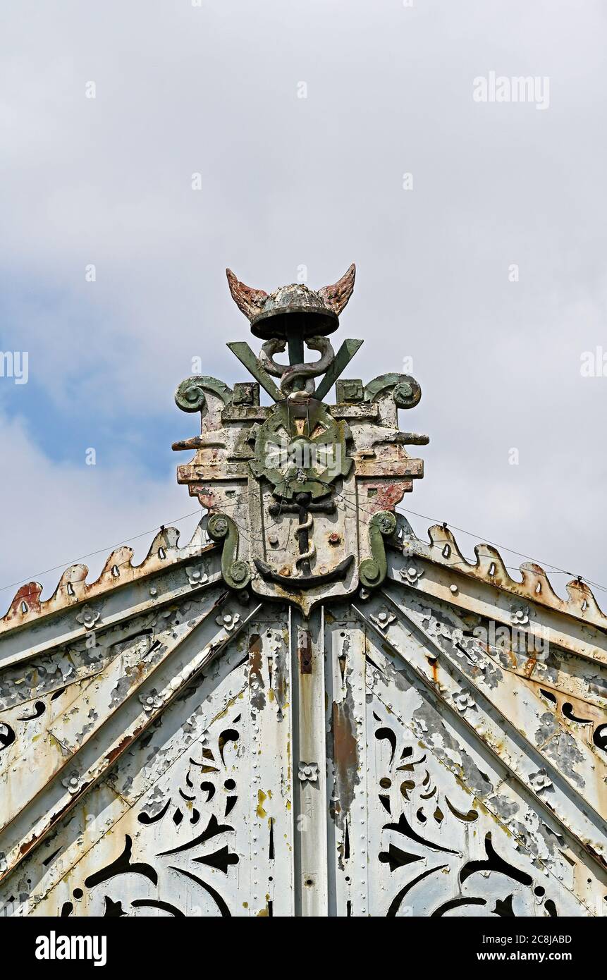 anvers, belgique - 2020.07.15: décoration allégorique hermes sur le toit d'un entrepôt historique en acier à ciel ouvert au quai de l'escaut -- [credit: joachi Banque D'Images