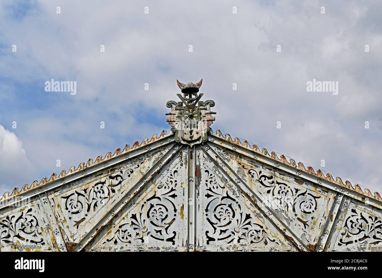 anvers, belgique - 2020.07.15: décoration allégorique hermes sur le toit d'un entrepôt historique en acier à ciel ouvert au quai de l'escaut -- [credit: joachi Banque D'Images