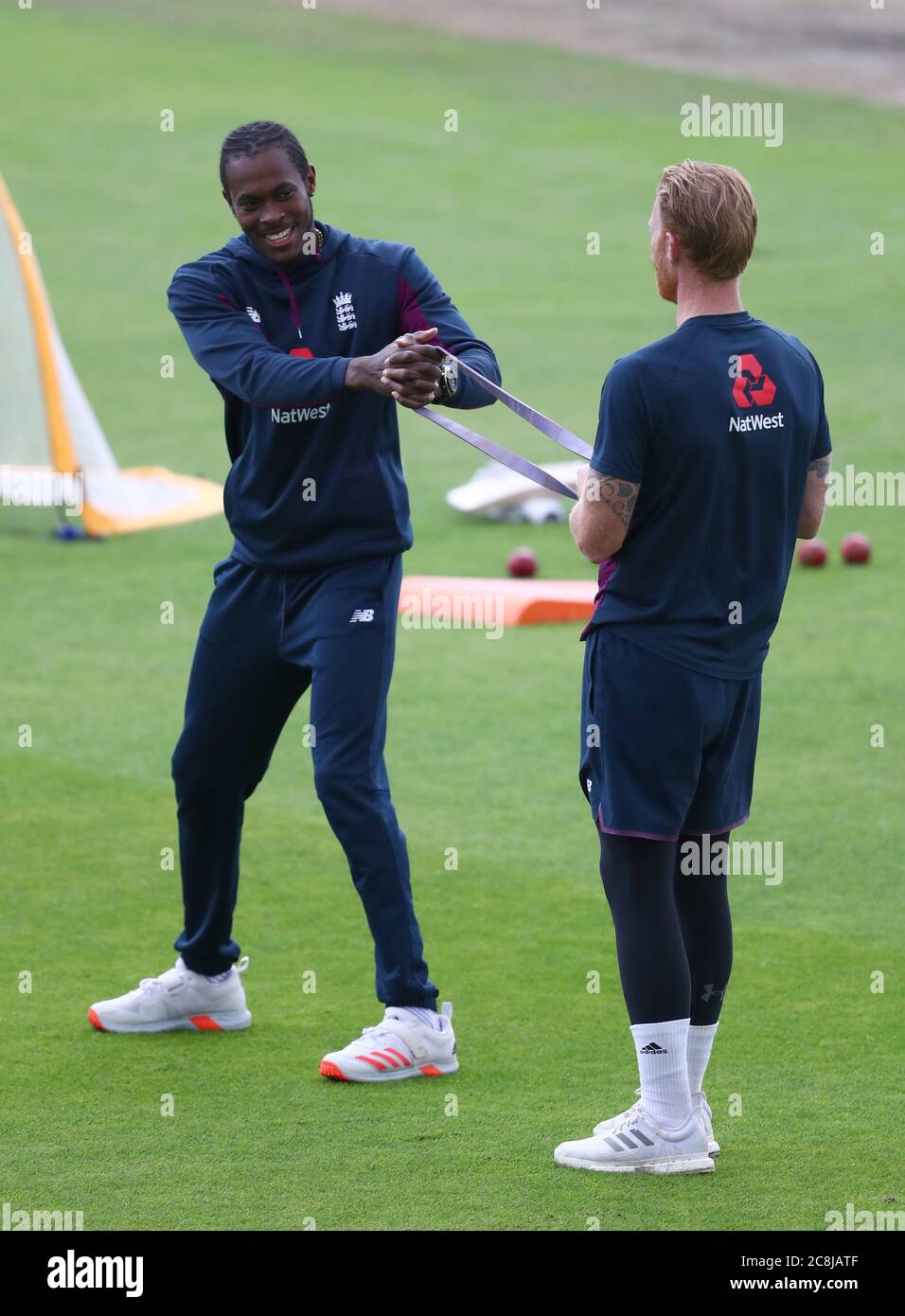 Ben Stokes (à droite) et Jofra Archer, en Angleterre, se réchauffent avant le deuxième jour du troisième test à Emirates Old Trafford, Manchester. Banque D'Images