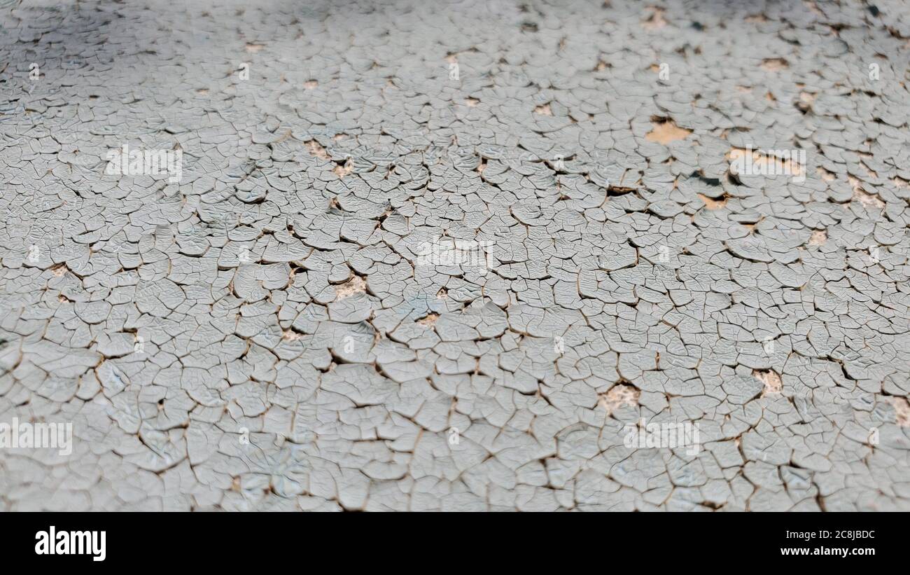 L'arrière-plan de texture s'écaille avec l'espace de copie. Surface décolorée avec des fissures profondes et des rides déprimées. Concept de processus de vieillissement Banque D'Images