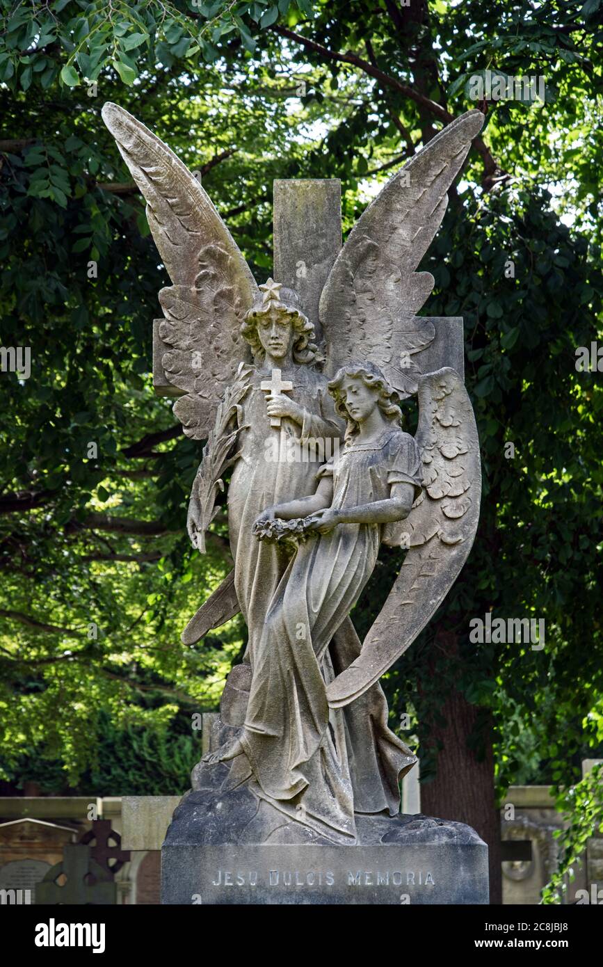 Mémorial avec deux anges, l'un tenant une croix et l'autre une couronne dans le cimetière Dean Edinburgh, Écosse, Royaume-Uni. Banque D'Images