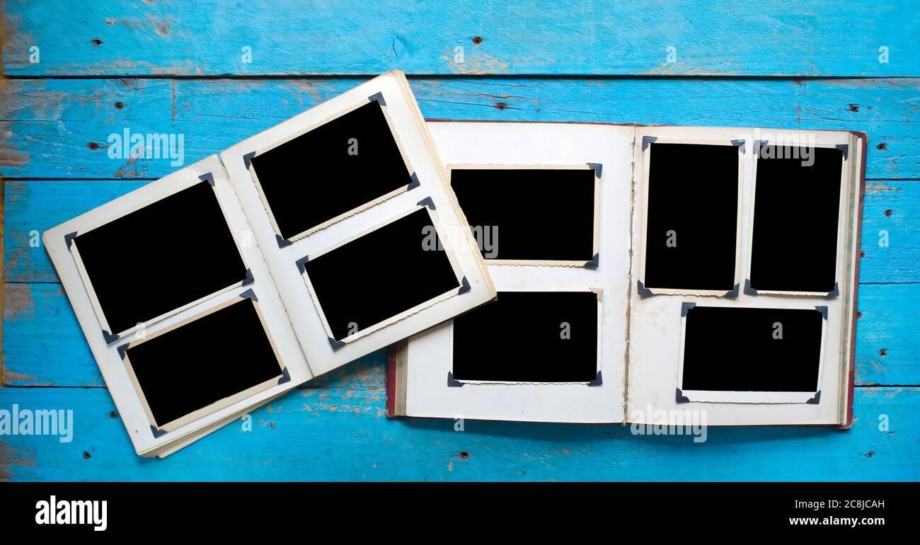 Ouvrez L'album Photo Avec Un Espace Vide Pour Les Photos, Des Cadres Blancs  Sur Du Papier Noir. La Pochette De L'album Est En Cuir Véritable Marron  Fait Main
