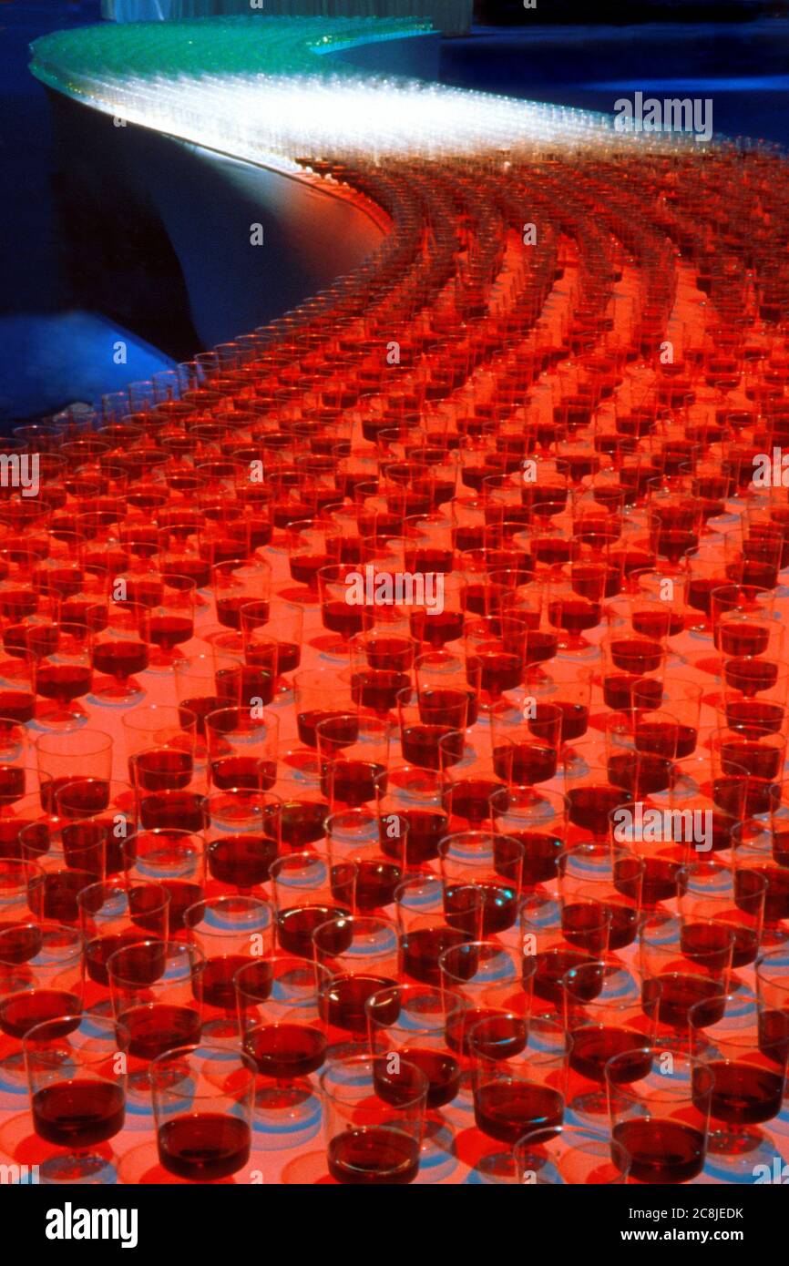 Table avec de nombreux verres de vin formant le drapeau italien Banque D'Images