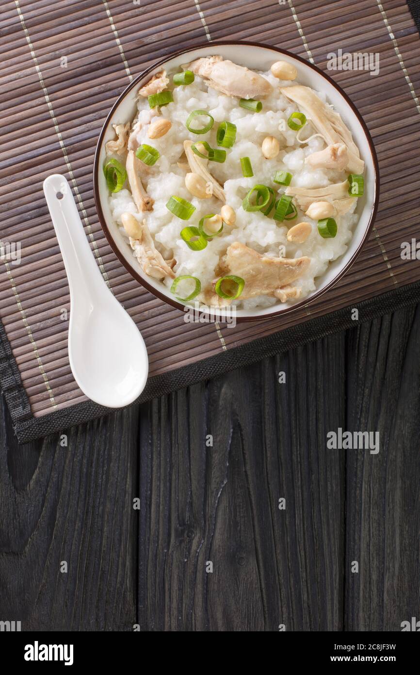 Poulet au gingembre Jook gros plan sur le porridge de riz dans un bol sur la table. Vue verticale du dessus Banque D'Images
