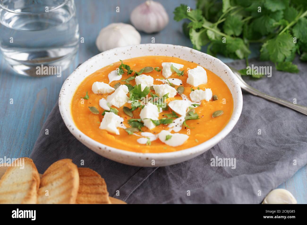 Purée de soupe à la crème de Pupmkin avec ricotta, déjeuner végétarien diététique Banque D'Images