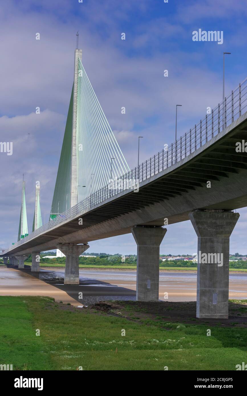 Pont passerelle depuis le côté Runcorn. Les supports ressemblent à des voiles sur un yacht. Banque D'Images