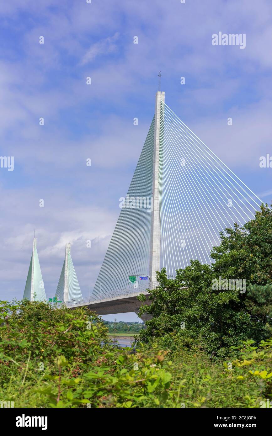 Pont passerelle depuis le côté Runcorn. Les supports ressemblent à des voiles sur un yacht. Banque D'Images