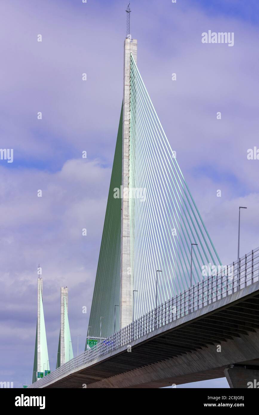Pont passerelle depuis le côté Runcorn. Les supports ressemblent à des voiles sur un yacht. Banque D'Images