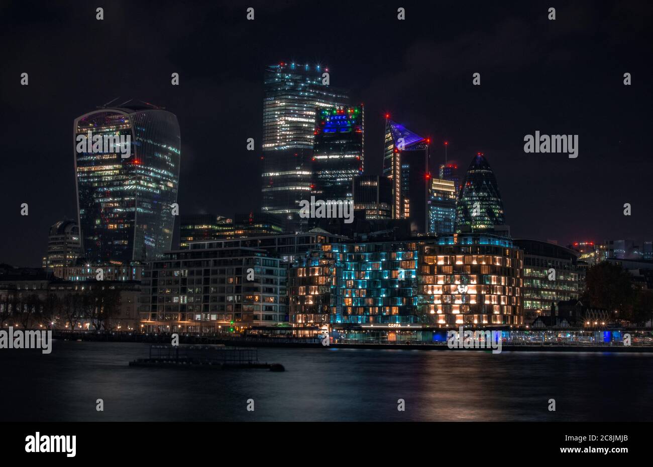 LONDRES, ROYAUME-UNI - 08 novembre 2019 : London Skyline et Tower Bridge la nuit Banque D'Images