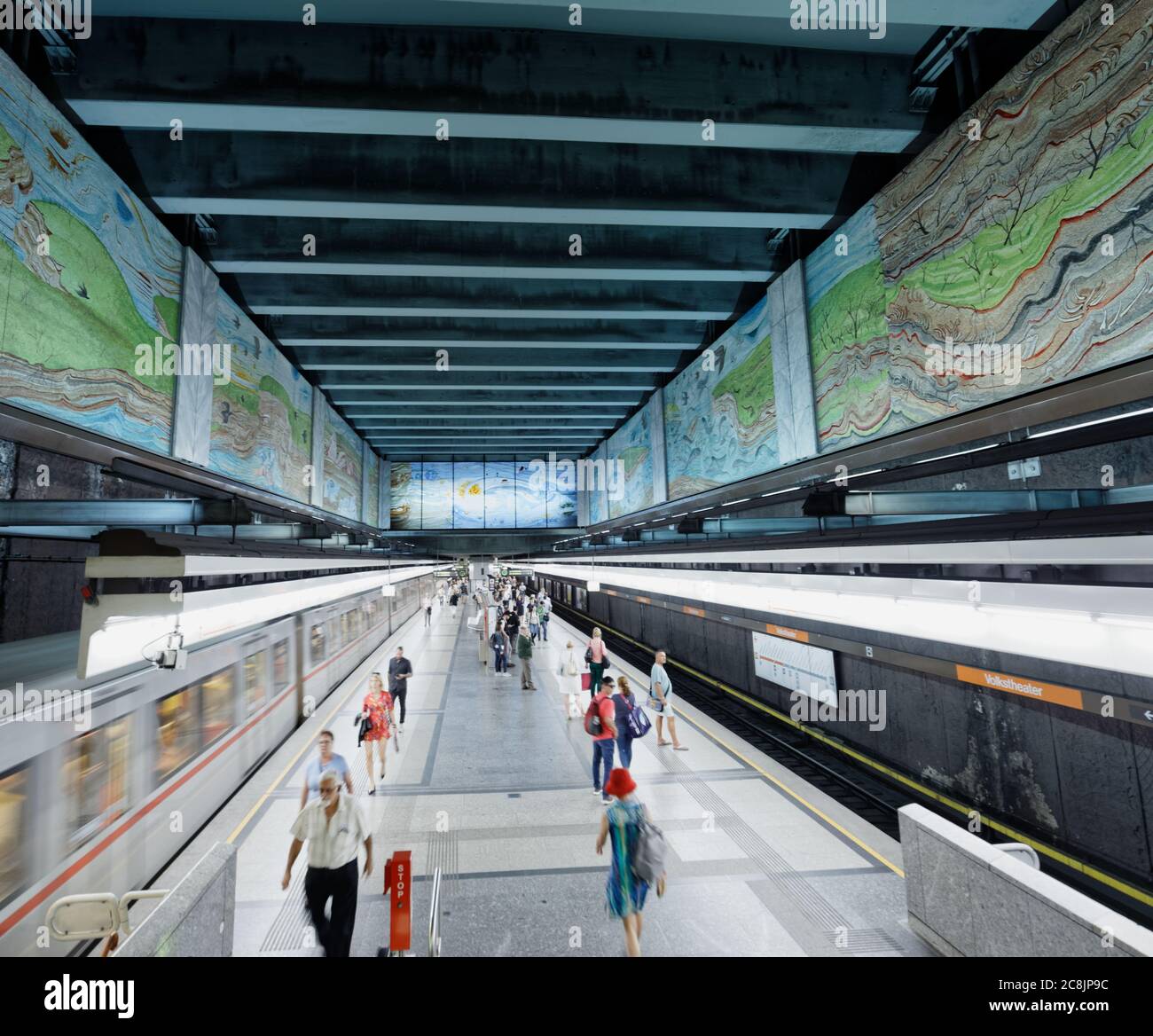 Vienne, Autriche : trafic ferroviaire à la gare U-bahn de Volkstheater. Cette station de métro de Vienne lignes U2 et U3 a été ouverte en 1980 Banque D'Images