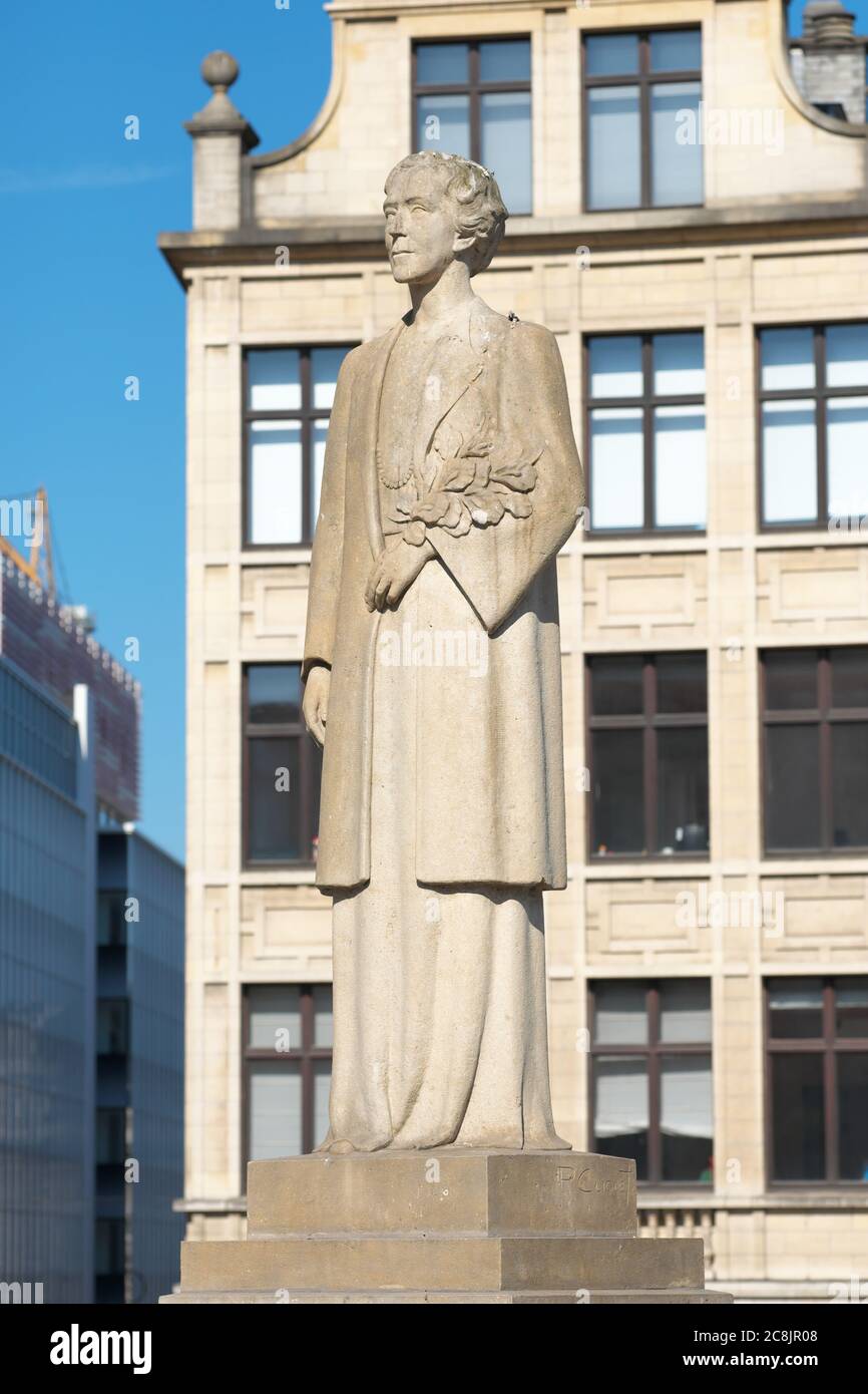 Bruxelles, Belgique - statue de la reine Elisabeth ( b 1876 - d 1965 ) épouse du roi Albert I par le sculpteur René Clicet dans le parc du Mont des Arts Banque D'Images