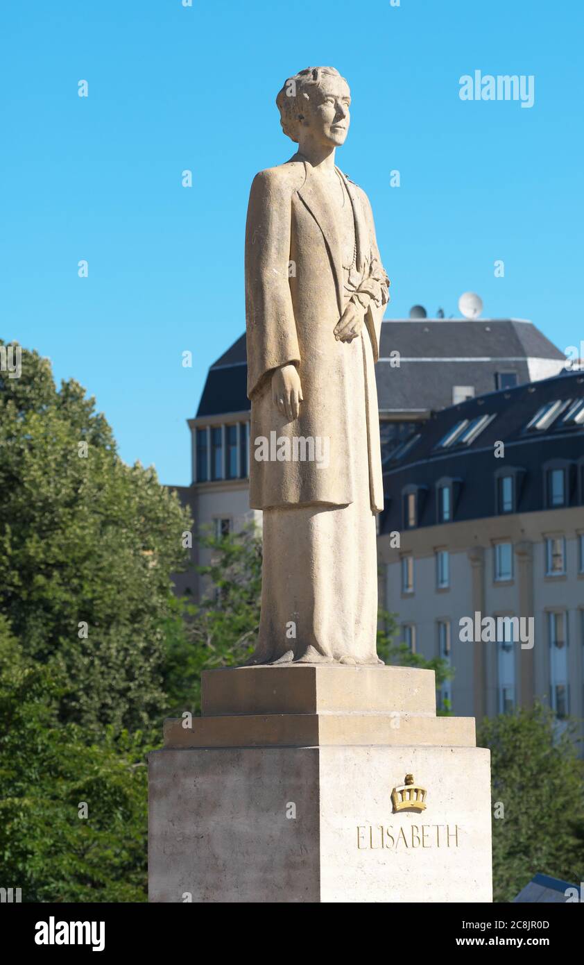 Bruxelles, Belgique - statue de la reine Elisabeth ( b 1876 - d 1965 ) épouse du roi Albert I par le sculpteur René Clicet dans le parc du Mont des Arts Banque D'Images