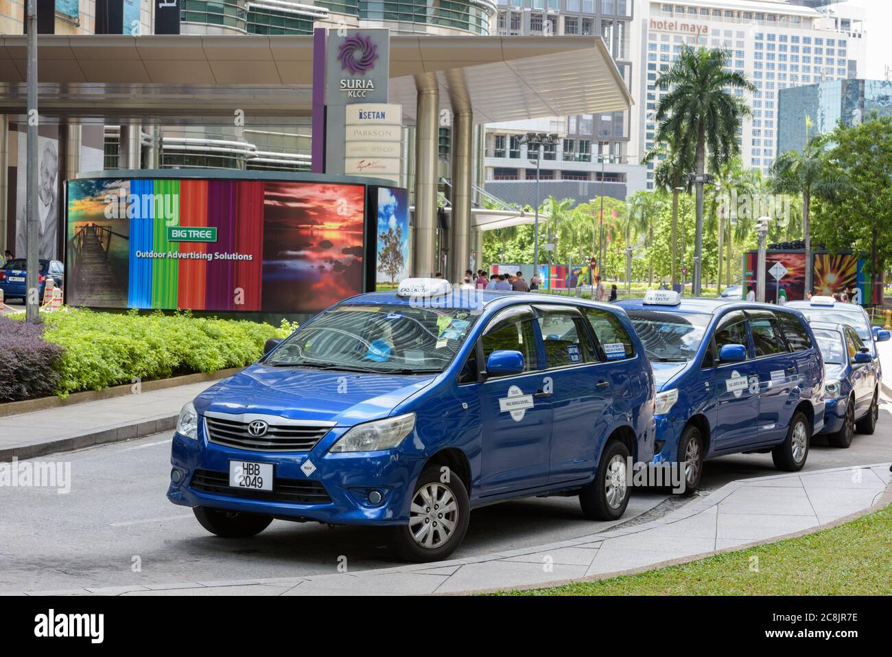 KUALA LUMPUR, MALAISIE - 20 FÉVRIER 2017 : taxis devant le centre commercial Suria KLCC Banque D'Images