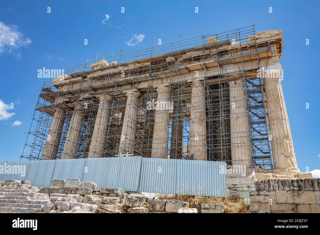 Acropole d'Athènes, Grèce. Vue avant du temple Parthénon, façade d'échafaudage pour travaux de restauration, ciel bleu, vue à angle bas Banque D'Images