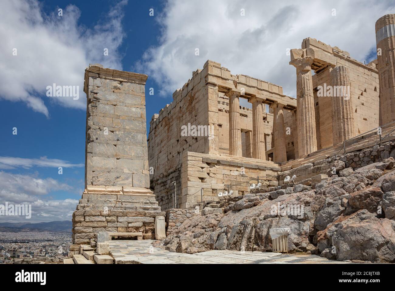 Athènes Acropole, site touristique de la Grèce. Porte d'entrée de Propylaea vide, piliers et escaliers grecs anciens, vue à angle bas, ciel bleu nuageux. Banque D'Images