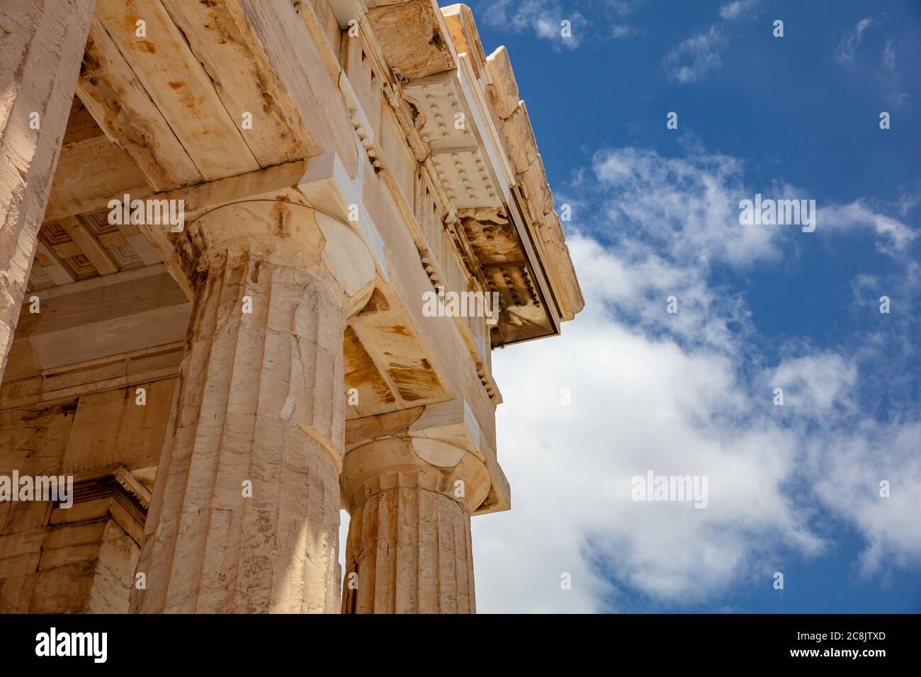 Athènes Acropole, site touristique de la Grèce. Ancienne grecque Propylaea porte partie du plafond et piliers vue à angle bas, ciel bleu, printemps ensoleillé jour. Banque D'Images