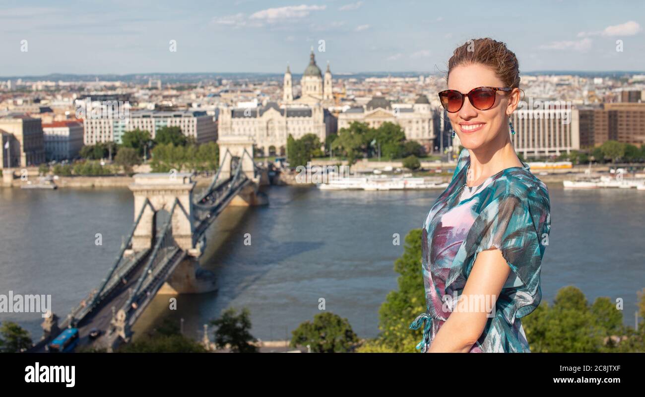 Bonne jeune fille caucasienne 20s sourire en dents de souris au panorama de Budapest, Hongrie Banque D'Images