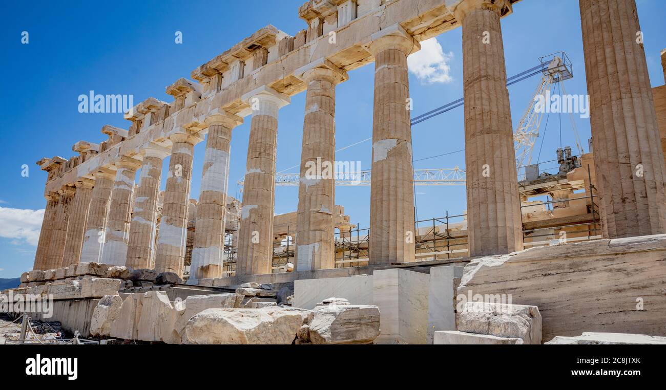Acropole d'Athènes, Grèce. Façade du temple Parthénon vue latérale, ruines antiques du temple, fond bleu ciel au printemps ensoleillé. Banque D'Images