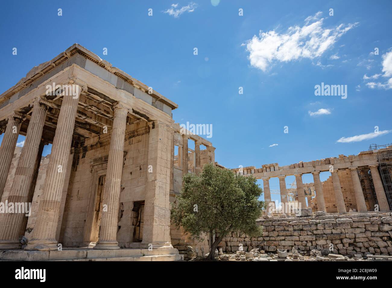 Athènes Acropole, site touristique de la Grèce. Porche Cariatides, temple d'Athéna, Erechtheum ruines grecques anciennes, ciel bleu au printemps ensoleillé jour. Banque D'Images