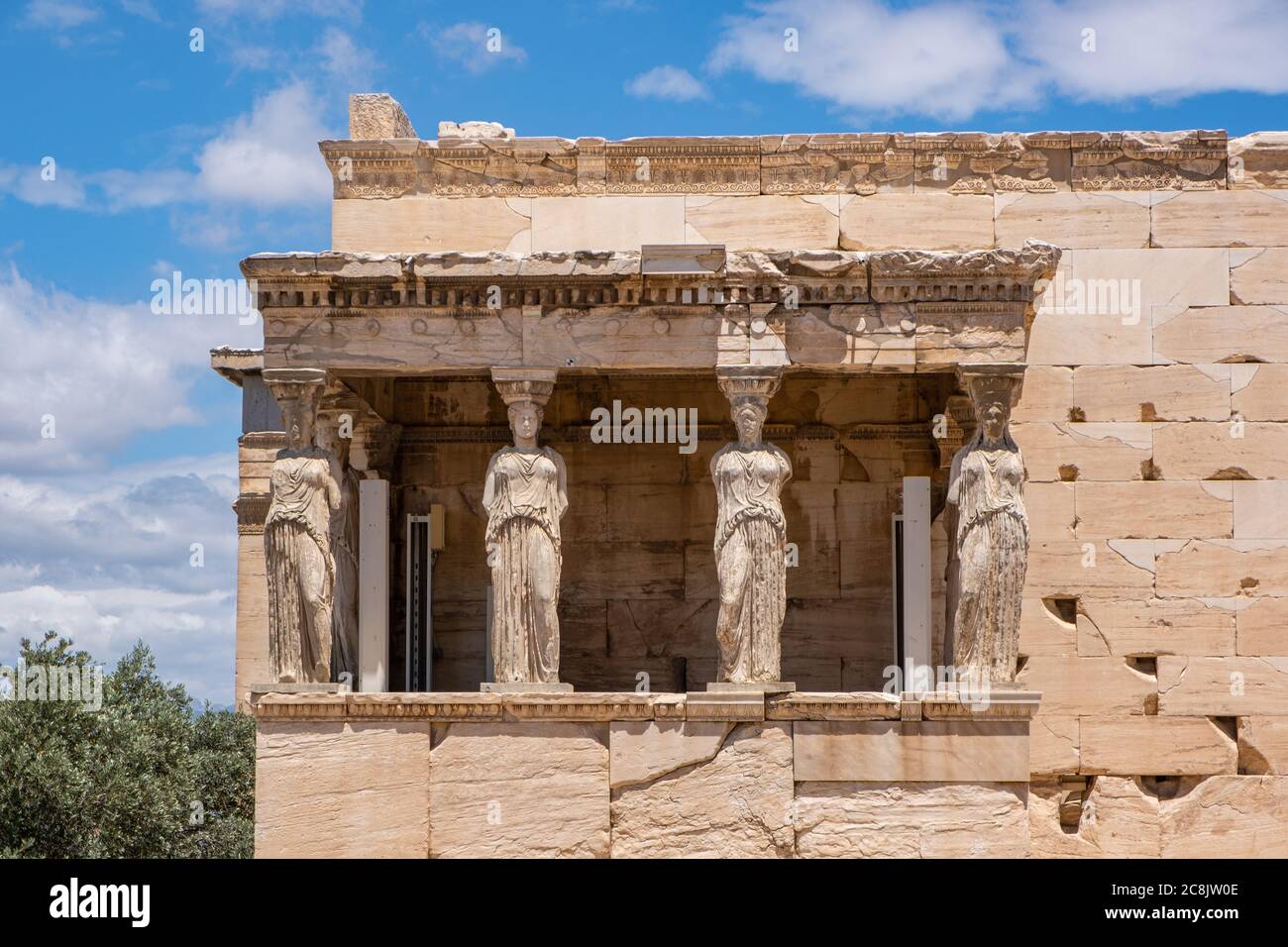 Athènes Acropole, site touristique de la Grèce. Porche de Caryatide, Erechtheion, Erechtheum statues de femmes grecques anciennes, ciel bleu au printemps jour ensoleillé. Banque D'Images