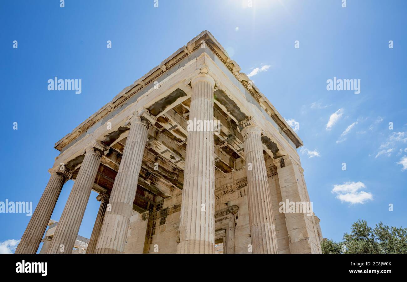 Athènes Acropole, site touristique de la Grèce. Temple d'Athéna, Erechtheum ruines grecques anciennes, ciel bleu au printemps jour ensoleillé. Banque D'Images
