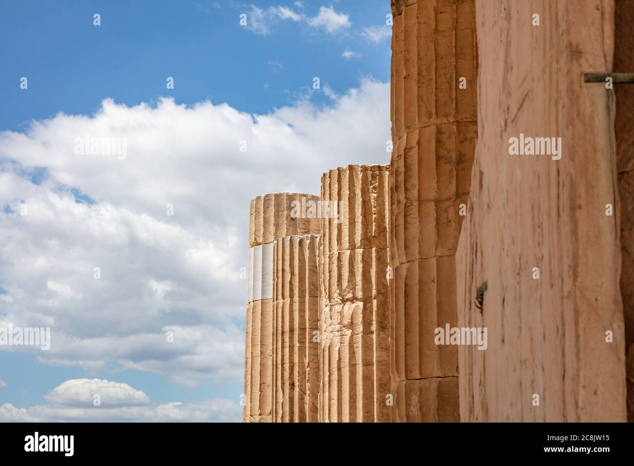 Athènes Acropole, site touristique de la Grèce. Colonnes grecques anciennes piliers à la porte d'entrée de Propylaea vue rapprochée ciel bleu ciel nuageux, jour de printemps ensoleillé. Banque D'Images